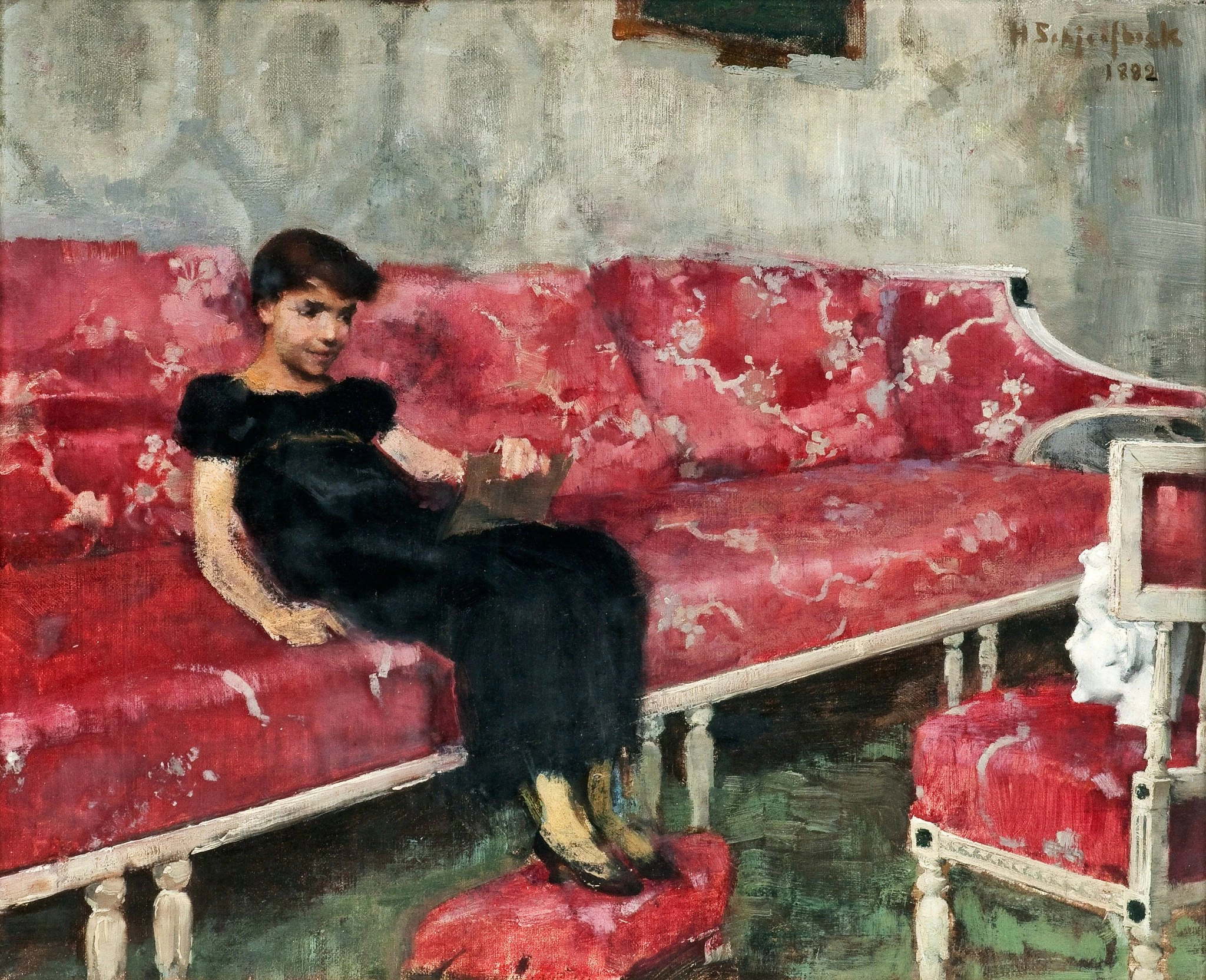 Ragazza sul divano rosso